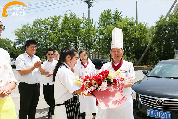 大连新东方师生载誉归来 