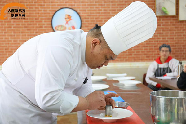 烹饪大师鹿峻豪走进大连新东方烹饪学校授课指导