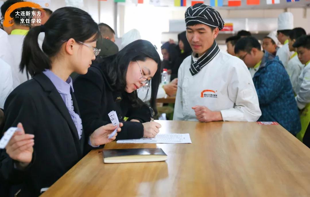 大连新东方烹饪学校举行职业技能鉴定考试