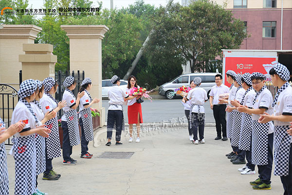 “名师进校园”——巴黎贝甜大师走进校园